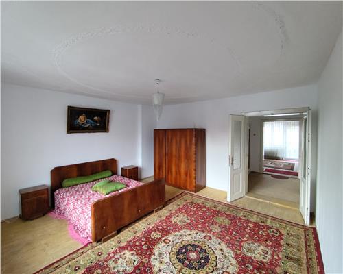 Casa 4 camere 2 bai curte terasa garaj pe Stefan cel Mare