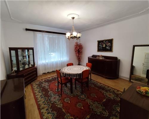Casa 4 camere 2 bai curte terasa garaj pe Stefan cel Mare