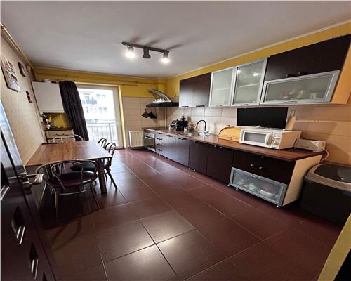 Apartament cu 3 camere 2 bai si 2 locuri de parcare in Turnisor