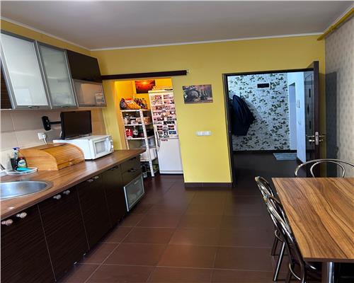 Apartament cu 3 camere 2 bai si 2 locuri de parcare in Turnisor
