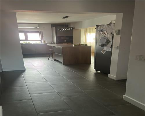 Apartament modern cu 4 camere 2 bai si logie inchis in Strand