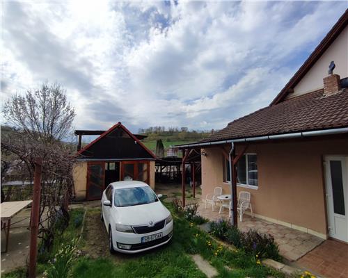 Casa cu 4 camere 2 bai si 900 mp teren in Seica Mica