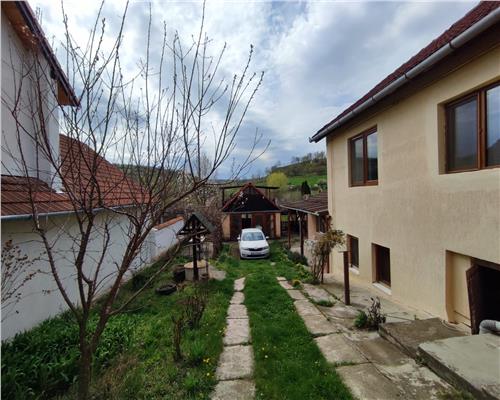 Casa cu 4 camere 2 bai si 900 mp teren in Seica Mica