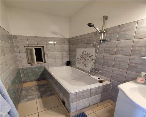 Casa cu 4 camere 2 bai si 900 mp teren in Seica Mica