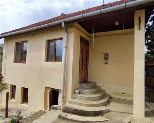 Casa cu 4 camere 2 bai si 900 mp teren in Seica Mica