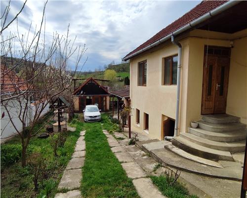 Casa cu 4 camere 2 bai si 900 mp teren in Seica Mica