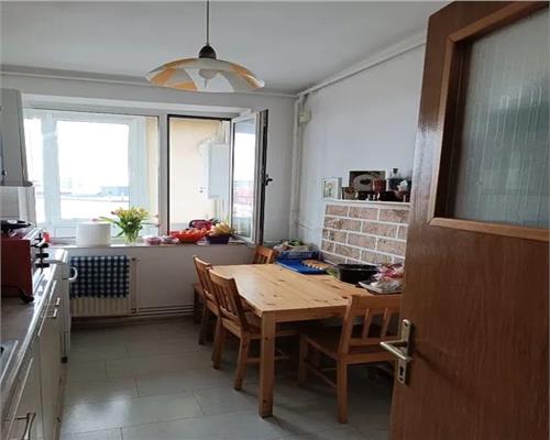 Apartament 2 camere decomandat cu balcon in zona Ciresica
