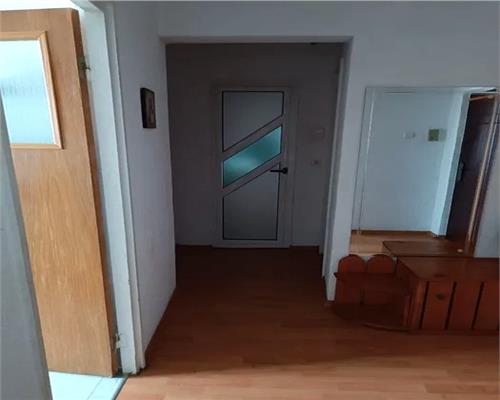 Apartament 2 camere decomandat cu balcon in zona Ciresica
