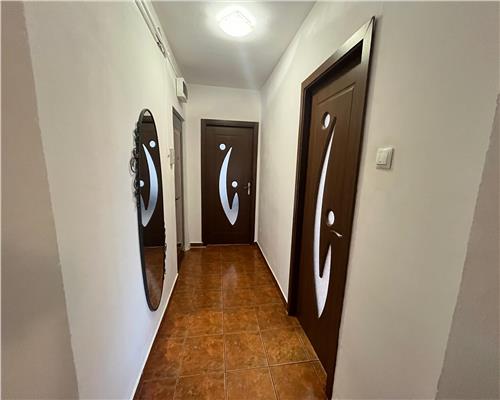 Apartament cu 3 camere si balcon etaj 2 in Vasile Aaron