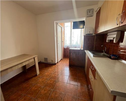 Apartament cu 3 camere si balcon etaj 2 in Vasile Aaron