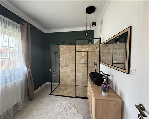 Casa mobilata 120 mpu 4 camere 2 bai cu teren 500 mp 10 min de Sibiu