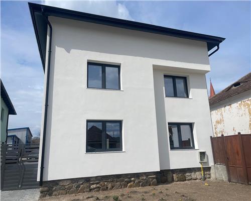 Casa cu 4 camere si 3 bai pretabila birouri in Sura  Mare