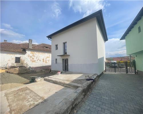 Casa cu 4 camere si 3 bai pretabila birouri in Sura  Mare