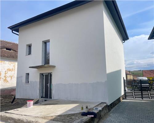 Casa cu 4 camere si 3 bai pretabila birouri in Sura  Mare