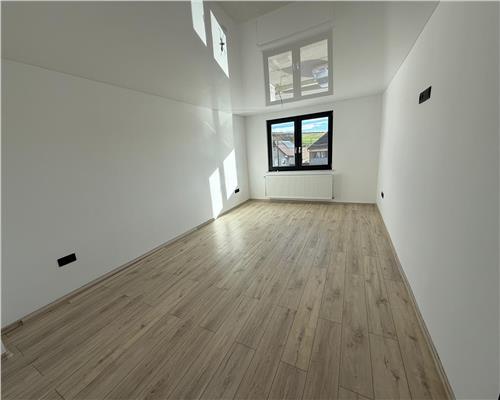 Casa cu 4 camere si 3 bai pretabila birouri in Sura  Mare