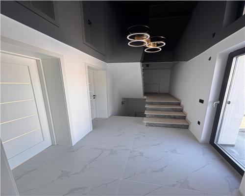 Casa cu 4 camere si 3 bai pretabila birouri in Sura  Mare