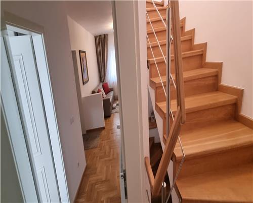 Casa cu 5 camere 3 bai si curte in Padurea Dumbrava