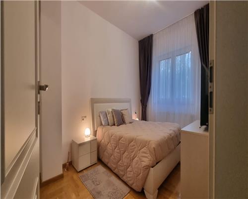 Casa cu 5 camere 3 bai si curte in Padurea Dumbrava