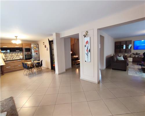 Casa cu 4 camere 3 bai garaj inchis si teren 550 mp in Tocile