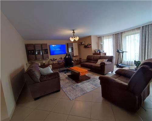 Casa cu 4 camere 3 bai garaj inchis si teren 550 mp in Tocile