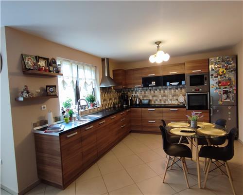 Casa cu 4 camere 3 bai garaj inchis si teren 550 mp in Tocile