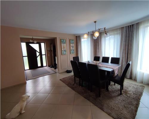 Casa cu 4 camere 3 bai garaj inchis si teren 550 mp in Tocile