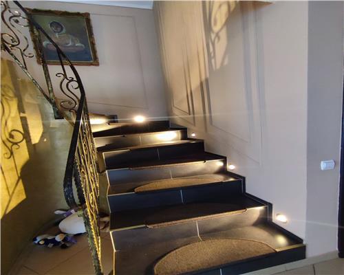 Casa cu 4 camere 3 bai garaj inchis si teren 550 mp in Tocile