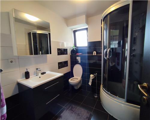 Casa cu 4 camere 3 bai garaj inchis si teren 550 mp in Tocile