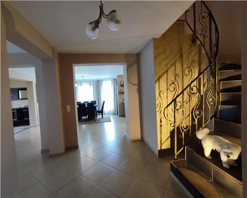 Casa cu 4 camere 3 bai garaj inchis si teren 550 mp in Tocile