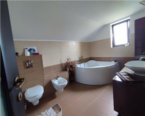 Casa cu 4 camere 3 bai garaj inchis si teren 550 mp in Tocile