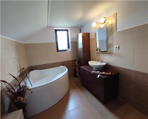 Casa cu 4 camere 3 bai garaj inchis si teren 550 mp in Tocile