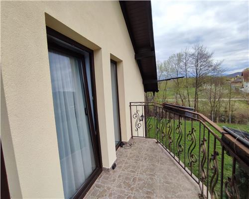 Casa cu 4 camere 3 bai garaj inchis si teren 550 mp in Tocile