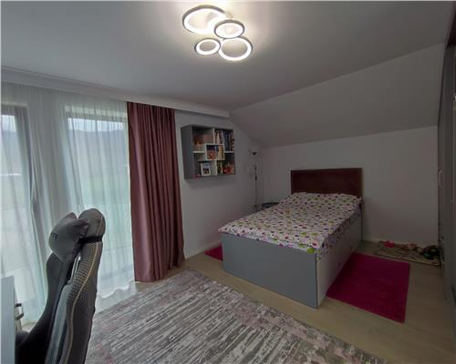 Casa cu 4 camere 3 bai garaj inchis si teren 550 mp in Tocile