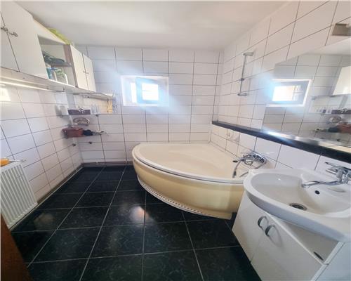 Apartament 3 camere 2 bai cu balcon in zona Terezian