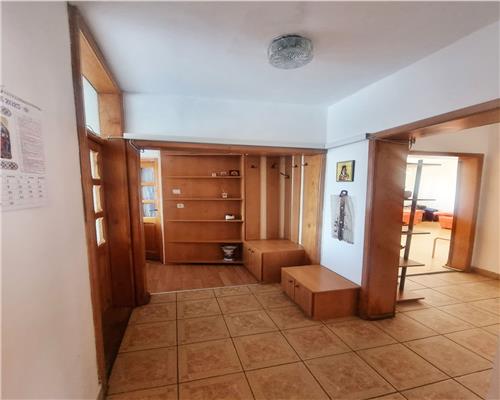 Apartament 3 camere 2 bai cu balcon in zona Terezian