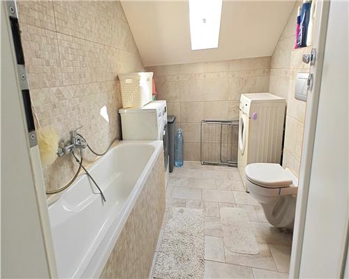 Apartament  4 camere 2 bai si loc parcare zona Valea Aurie