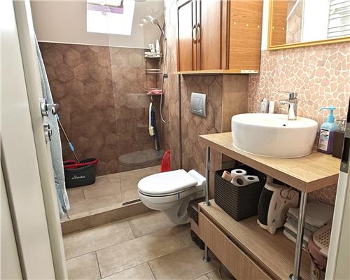 Apartament  4 camere 2 bai si loc parcare zona Valea Aurie