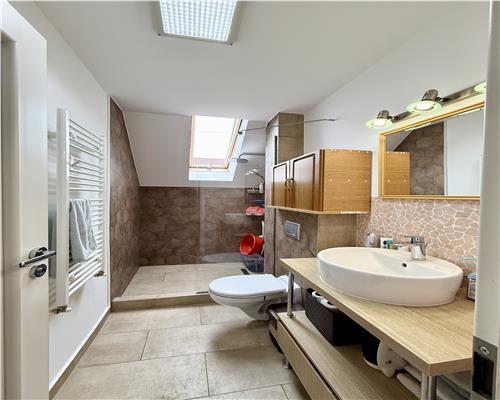 Apartament  4 camere 2 bai si loc parcare zona Valea Aurie