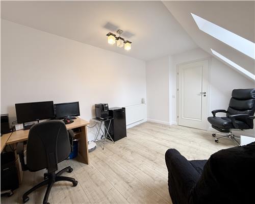 Apartament  4 camere 2 bai si loc parcare zona Valea Aurie