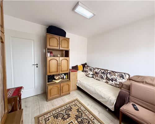 Apartament  4 camere 2 bai si loc parcare zona Valea Aurie