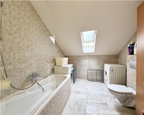 Apartament  4 camere 2 bai si loc parcare zona Valea Aurie