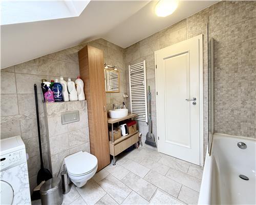Apartament  4 camere 2 bai si loc parcare zona Valea Aurie