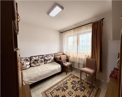 Apartament  4 camere 2 bai si loc parcare zona Valea Aurie
