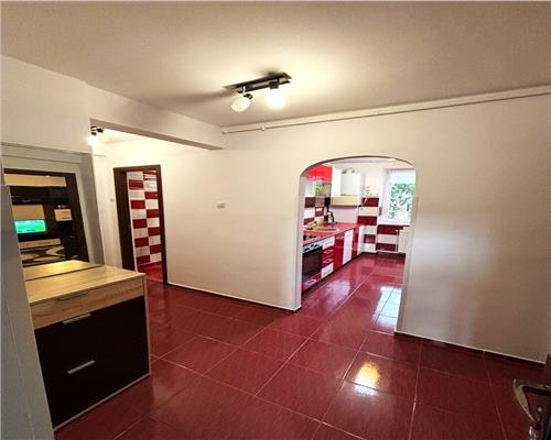 Apartament cu 2 camere si balcon in zona Cedonia