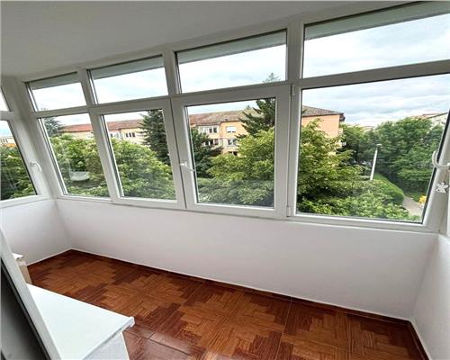 Apartament cu 2 camere si balcon in zona Cedonia