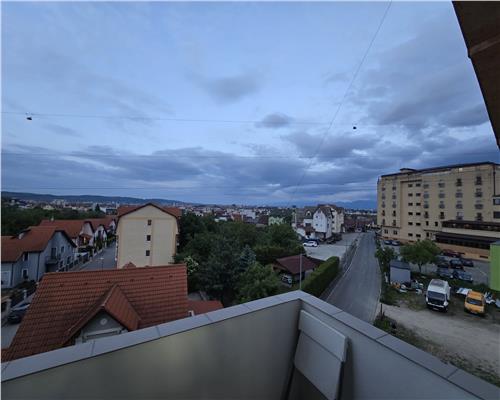 Apartament cu 3 camere 2 bai 2 balcoane si parcare privata in Turnisor