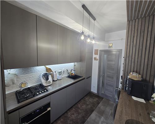 Apartament cu 3 camere 2 bai 2 balcoane si parcare privata in Turnisor