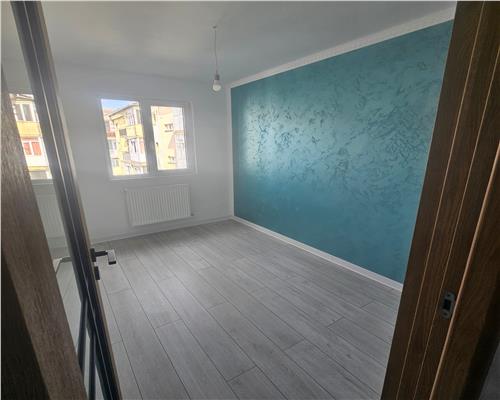 Apartament renovat 3 camere balcon si pivnita in Vasile Aaron
