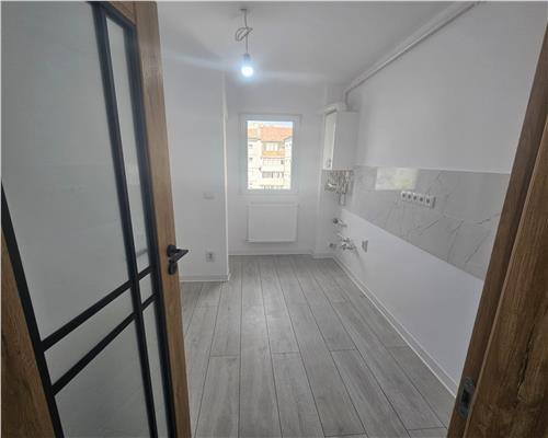 Apartament renovat 3 camere balcon si pivnita in Vasile Aaron