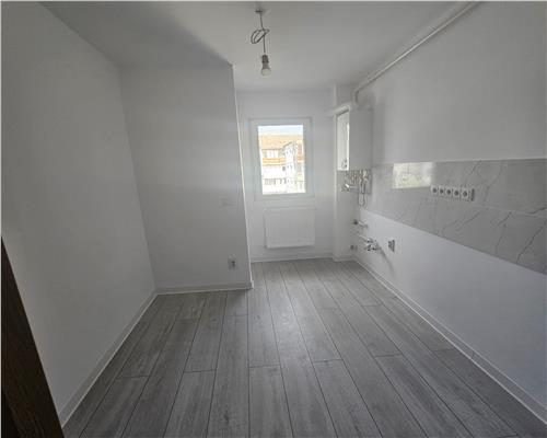 Apartament renovat 3 camere balcon si pivnita in Vasile Aaron